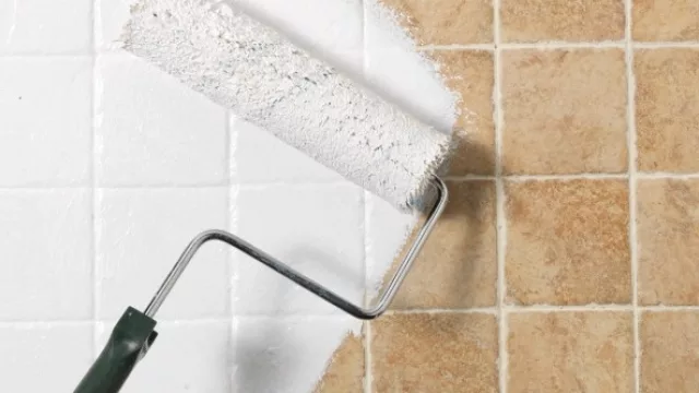 El poder cubritivo permite homogeneizar la superficie y dejarla como está o jugar con otros tonos y texturas.