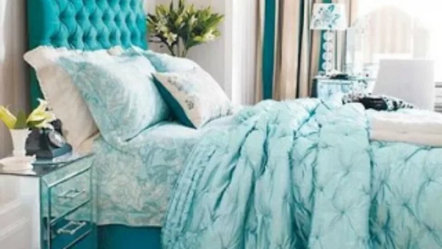 Los accesorios que acompañan la habitación -como este acolchado- va en armonía con el respaldar de la cama en turqueza fuerte.