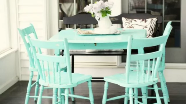 El azul Tiffany va de la mano del marrón que brinda naturalmente la madera.