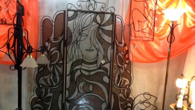 Un biombo esculpido, otras de las joyita a de la Feria de las Artesanías.