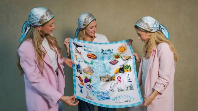 Moda con propósito: un pañuelo solidario busca financiar proyectos de IA para el tratamiento del cáncer.