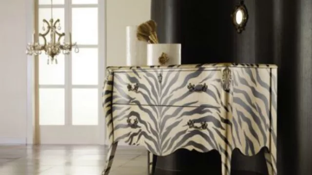 O en este caso, un clásico mueble estilo barroco con estampado de cebra para darle un toque moderno al ambiente y resaltar la pieza.