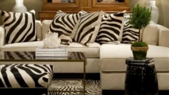 Aquí un ejemplo del uso excesivo del animal print en un mismo ambiente: almohadones, alfombra y sillón. 