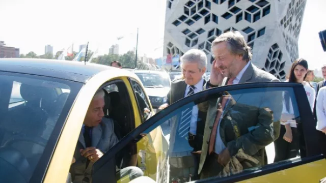 De la Sota en un Cinquecento, uno de los 16 autos donados. 
