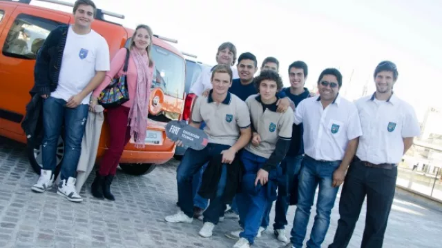 16 institutos de educación técnica recibieron un 0 Km. como material de estudio.