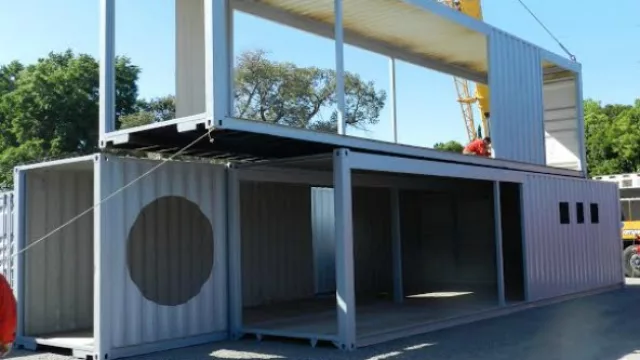 Los containers en proceso de montaje.