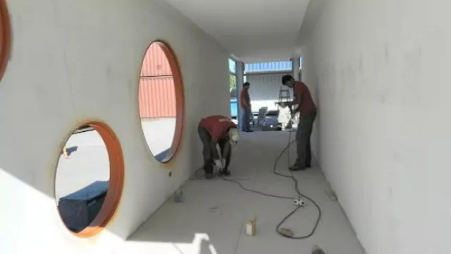 Las aberturas innovan en su morfología y se proponen circulares para jugar con el diseño y permitir la ubicación estratégica de la entrada de luz.