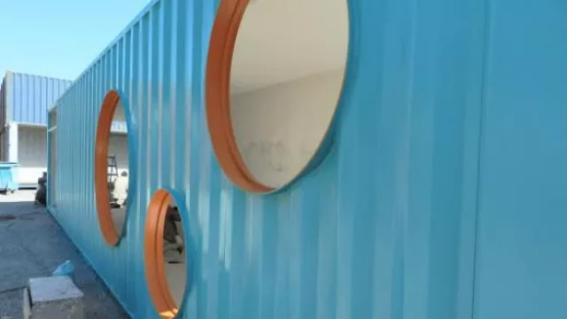 Colores llamativos y juguetones llaman la atención de este edificio.