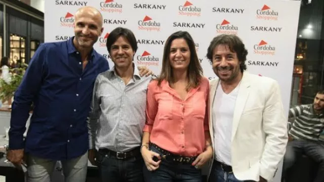 El dueño del local de Sarkany en el Córdoba Shopping, junto al diseñador y miembros del centro comercial.