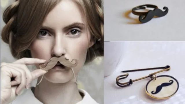 La moda adoptó en sus accesorios la figura del bigote, hos disponibles estos artículos en cualquier casa de accesorios.