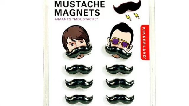 Imanes para la heladera con forma de bigotes, no podían faltar.