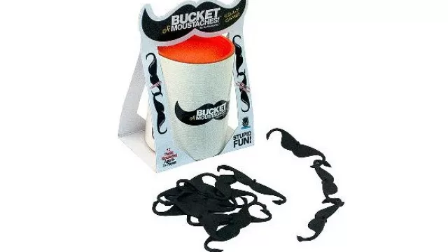 Los bigotes de Ha! Ha! Moustache Bucket  vienen con taza y bigotes para enlazar y hacer una cadena lo más larga posible. (Disponile en Popsuar.com)