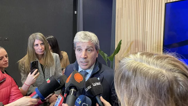Caputo en la Bolsa de Córdoba: la mora cedió, el consumo está en récord y el 90% del cepo ya no existe (aunque cueste verlo)