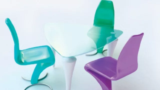 Las pinturas especiales adhieren perfectamente al plástico como así también al metal y demás superficies resbalosas. 