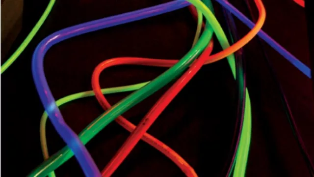 Las pinturas acrílicas al solvente de demarcación alto tránsito son ideales no sólo para el tránsito sino también para otros usos como cables, etc.