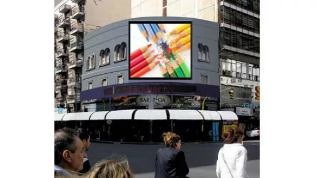 Colón y Gral. Paz se viste de Led: American Outdoor recupera una fachada histórica