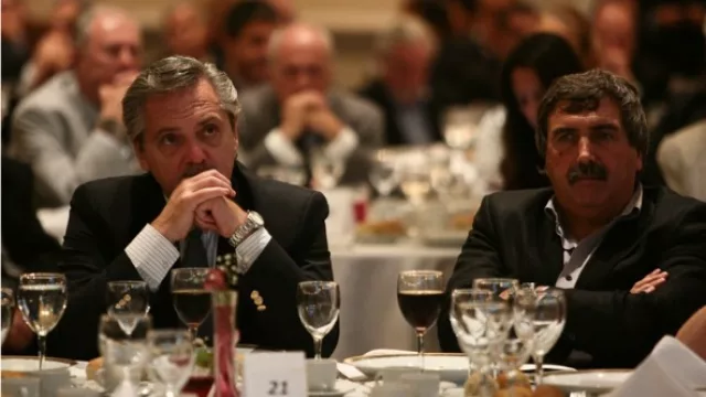 Alberto Fernández escucha atento el discurso de Martín Amengual.