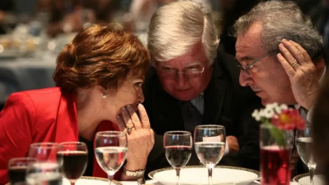  Políticos y empresarios, presentes en el Sheraton. Olga Riutort conversa, en secreto, con Jorge Tizado y Alejandro Blaes.