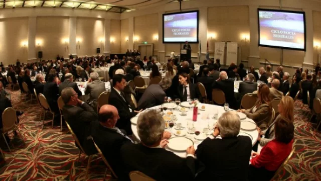 Más de 300 empresarios se dieron cita al almuerzo de la Mediterránea para escuchar a uno de los “presidenciables”.  