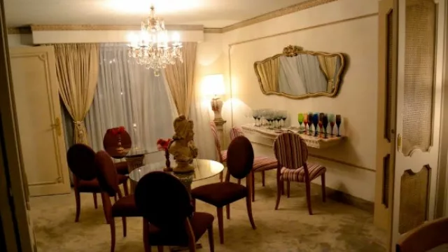 Mobiliario de primera clase y líneas rococó.