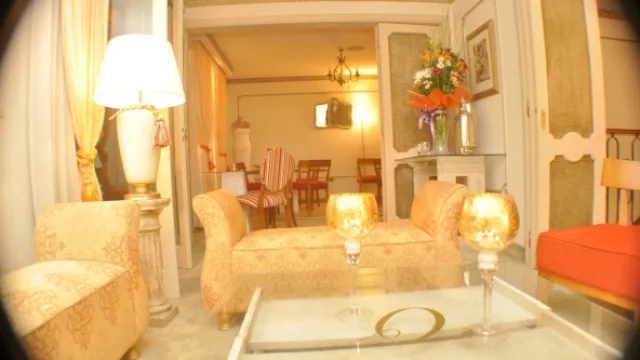 No sólo hay mesas, también se dispusieron livings para un ambiente más descontracturado.