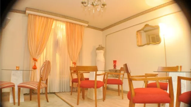 Varias mesas en un mismo ambiente, otra opción para ampliar las habitaciones.