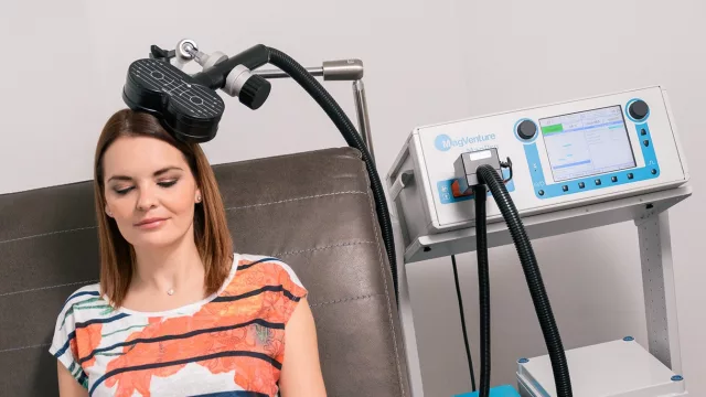Qué es y cómo funciona la Estimulación Magnética Transcraneal (EMT): un tratamiento para ansiedad, depresión (y más)
