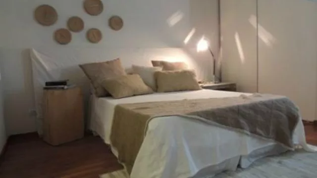 La habitación con piso de madera y colores afines, hace acogedora la estadía.