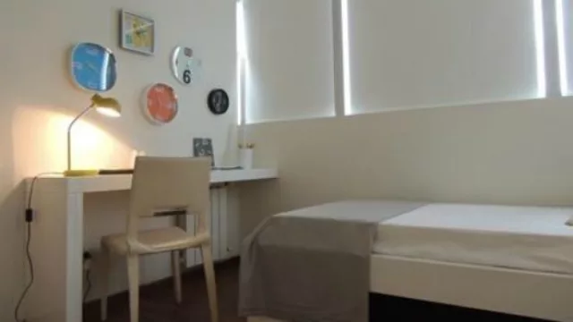 Hay espacio suficiente para colocar hasta un escritorio u otro tipo de mobiliario.