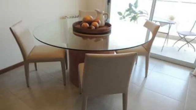 Transparencias, colores claros y líneas limpias son ideales para decorar espacios de pocas proporciones