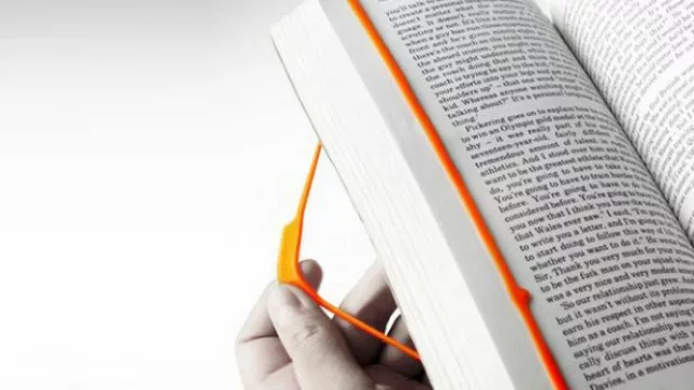 Bookmark es una creación de Propaganda y se encuentra a la venta online. Es de goma y marca el renglón donde lo dejaste. 