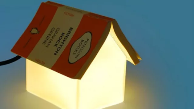 Una lámpara original para la mesita de luz que usa de techo el libro que estás leyendo. La idea de Suck UK está disponible online.