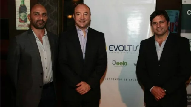  Ramiro García y Marcelo Bechara contaron que a fin de mes Evoltis presentará un nuevo producto. En la foto, los acompaña el RRPP Alejandro Carrizo.