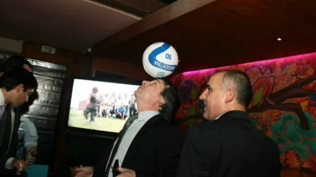 La tiene dominada. Sergio Villella se acercó a Hippie Chic y fue uno de los más divertidos de la noche.