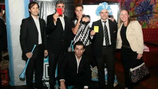 La UES 21 fue otro de los sponsors que aprovechó el espíritu mundialista. Daniel Juan (Sheraton Hotel) le sacó la roja a Álvaro Corral.