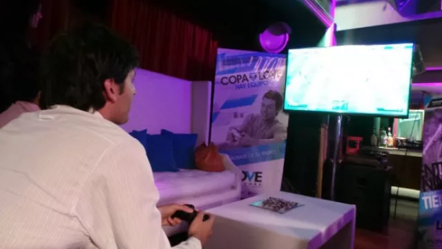 Inverco armó un set donde se disputó la Copa Love en  a algunos de los participantes le sacaron la roja. 