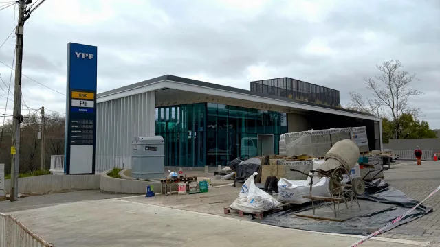 ¿La primera YPF Black en Córdoba? Las fotos que confirmarían el desembarco del nuevo formato (en la entrada de Villa Warcalde)