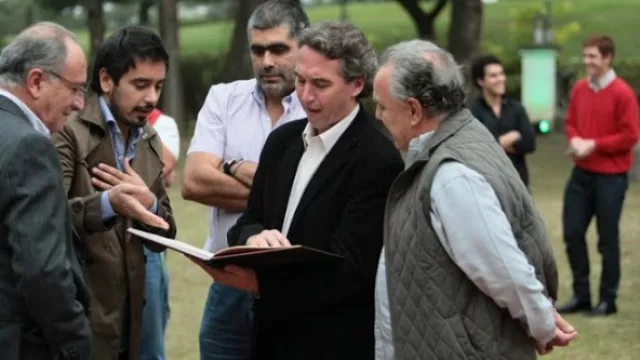 El intendente de La Villa repasando los planos del Mérit.