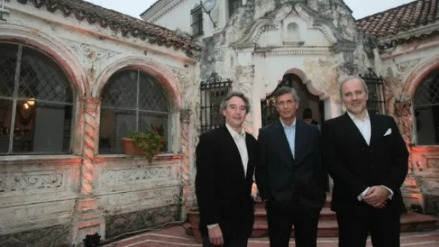 Colombo, Massa y Gaido de espaldas a la vieja fachada de la “casahotel”.