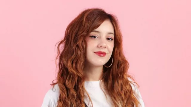 Quién es Pupina Plomer, la historiadora cordobesa que pasó de dar charlas con memes a llenar teatros con stand-up histórico