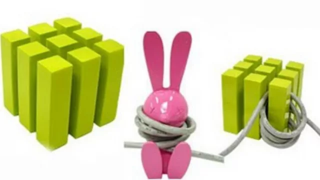 El cubo de goma para organizar los cables emula a la flora y fauna clásica: un conejo en la pradera.