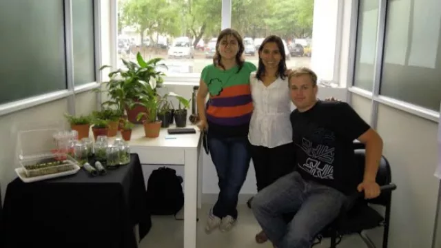 Parte del equipo que desarrolló el vivero de plantas ornamentales "de laboratorio".