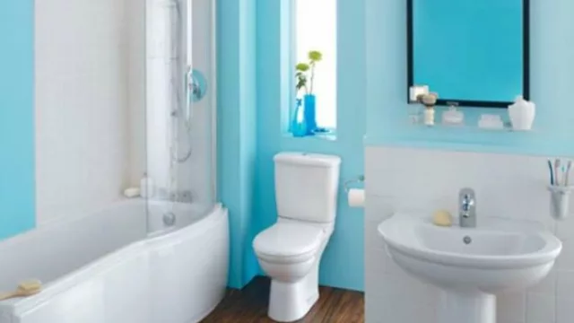 Lavanda y aromas que remiten al mar acompañan en armonía al baño.