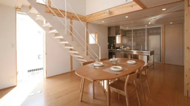 Los paneles de madera pueden moverse y así el cliente elige el tamaño de ambiente (y la cantidad) que quiere delimitar.