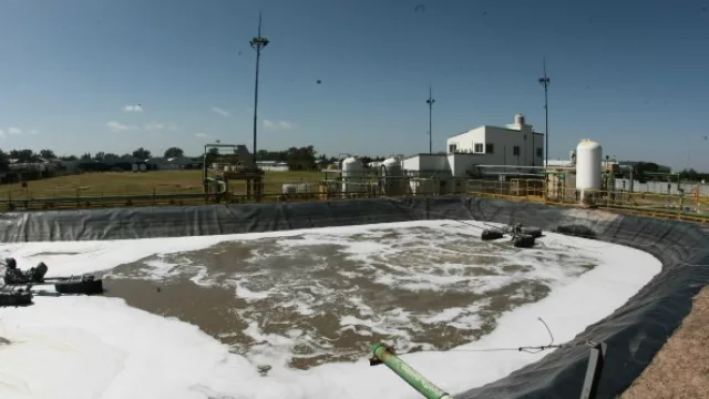 La planta de efluentes trata 230.000 litros de agua por día. 