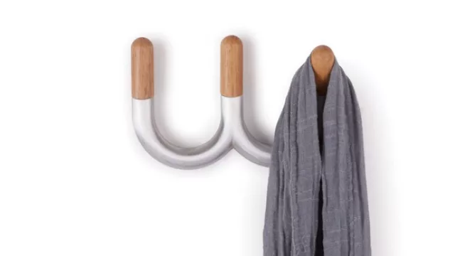 Las puntas de madera se giran para afuera y se preparan para colgar todo tipo de elementos.