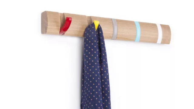 Perchero de Umbra “Flip 5” de madera.