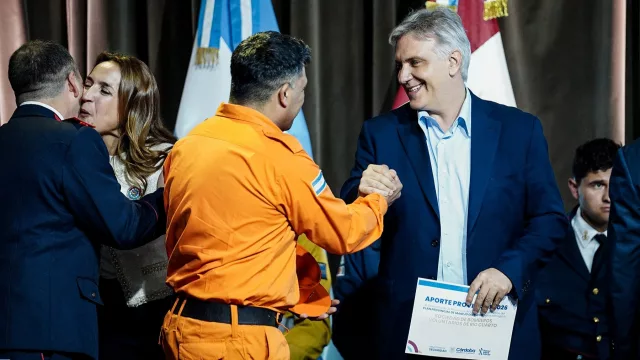 Llaryora entregó aportes para fortalecer a más de 80 cuarteles de Bomberos Voluntarios en toda la provincia