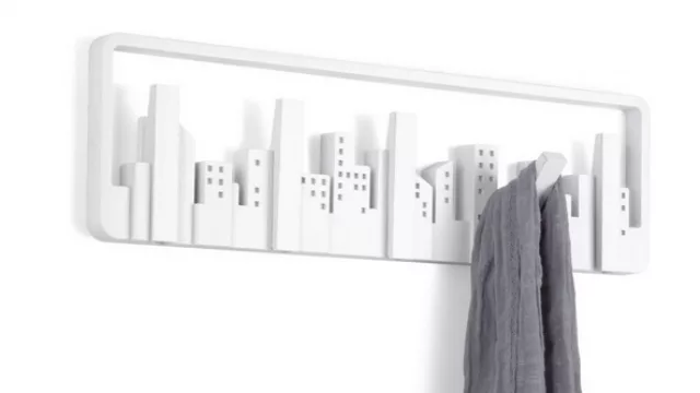 El horizonte de una ciudad juega con los edificios y se deslizan para colgar elementos.