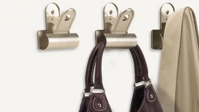 Los clásicos ganchos listos para clavar en la pared y colgar no sólo prendas, sino toos los objetos necesarios para alzar antes de salir a la calle.